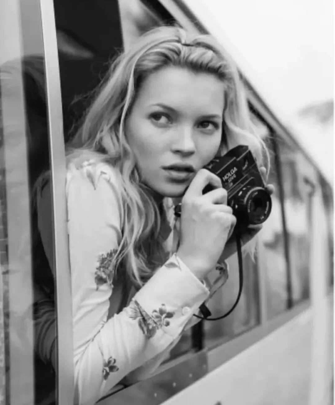 Η Kate Moss στα 52: Γιατί το αιώνιο It-Girl μας εμπνέει να ζούμε με στυλ (και αυθεντικότητα)