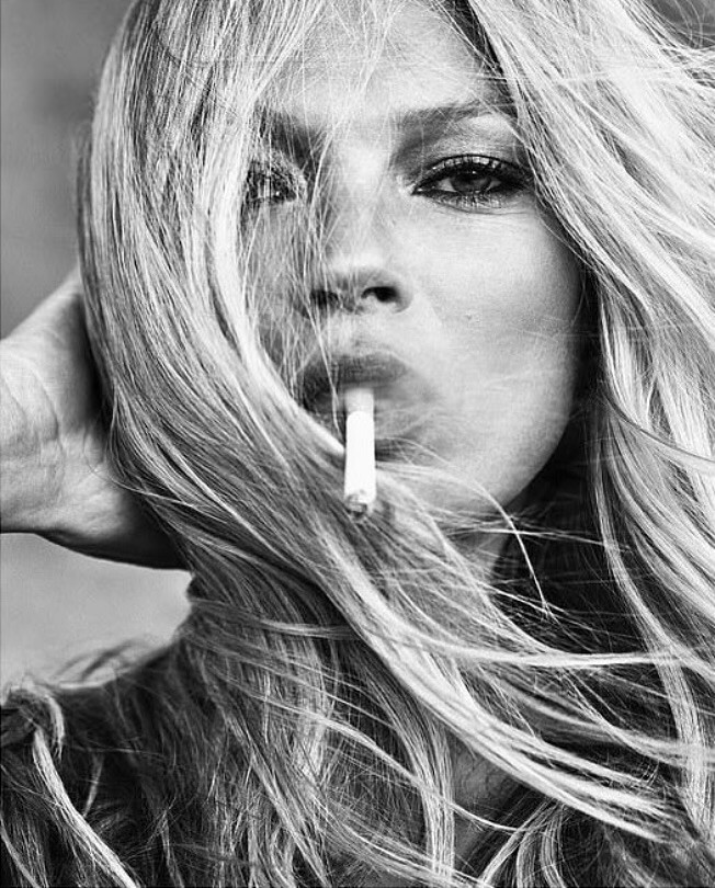 Η Kate Moss στα 52: Γιατί το αιώνιο It-Girl μας εμπνέει να ζούμε με στυλ (και αυθεντικότητα)