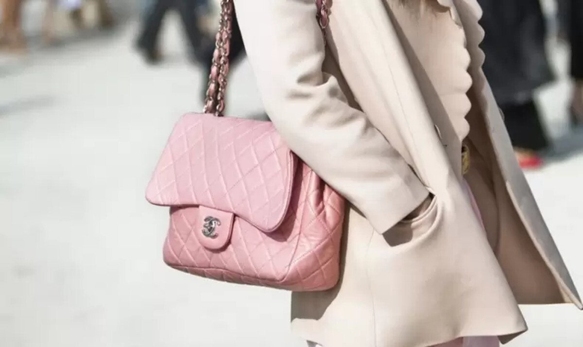 Η Τσάντα Chanel – Ιστορίες Μόδας: Ο απόλυτος οδηγός για το αξεσουάρ που άλλαξε τον κόσμο