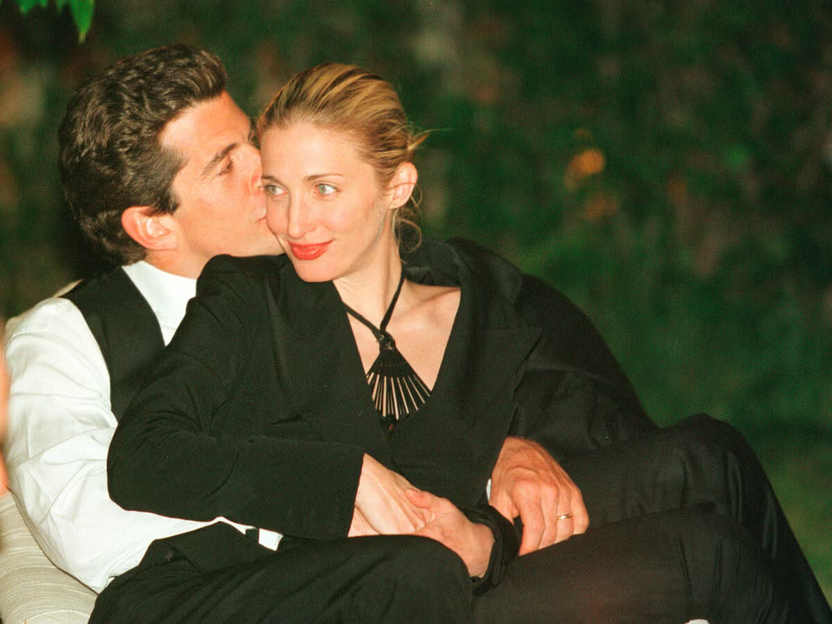 Η κοσμική ιστορία αγάπης του John F. Kennedy Jr. & της Carolyn Bessette: Όταν τα άστρα ερμηνεύουν την αιώνια έλξη