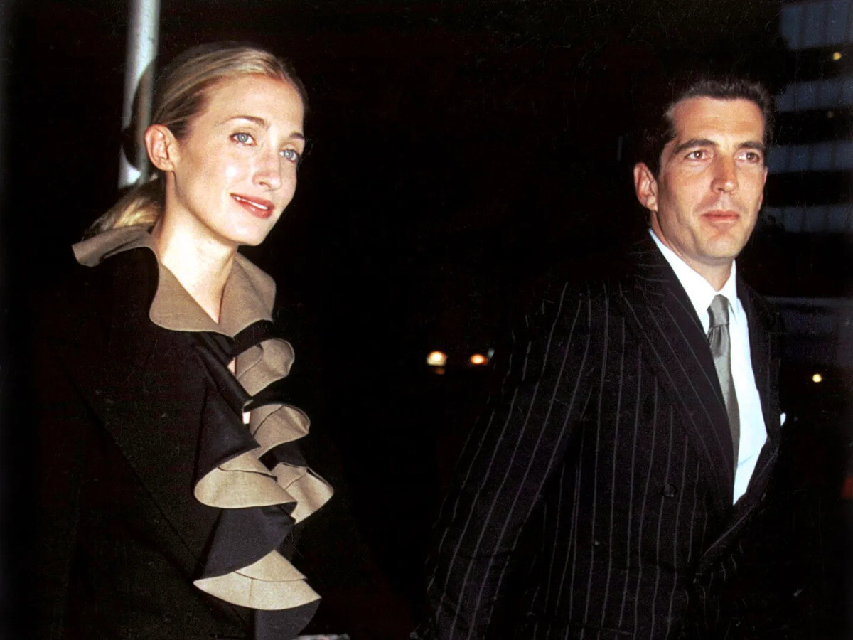 Η κοσμική ιστορία αγάπης του John F. Kennedy Jr. & της Carolyn Bessette: Όταν τα άστρα ερμηνεύουν την αιώνια έλξη
