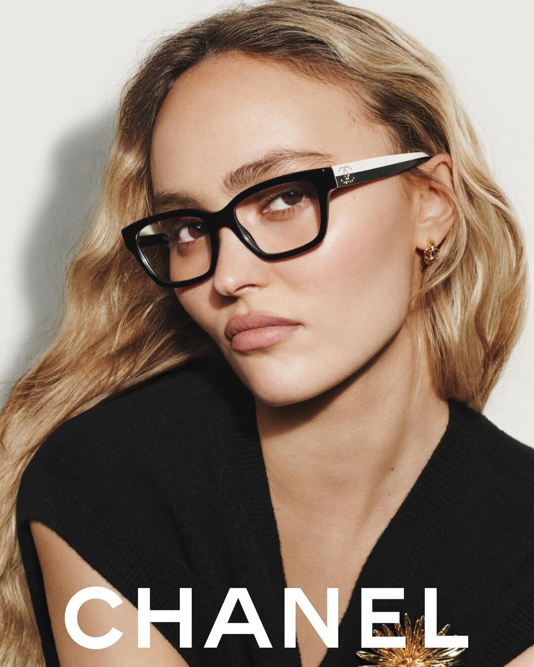 Lily-Rose Depp: «Μόλις αρχίσεις να αφήνεις τους ανθρώπους να κοιτάζουν τη ζωή σου, τότε θέλουν όλο και περισσότερο»