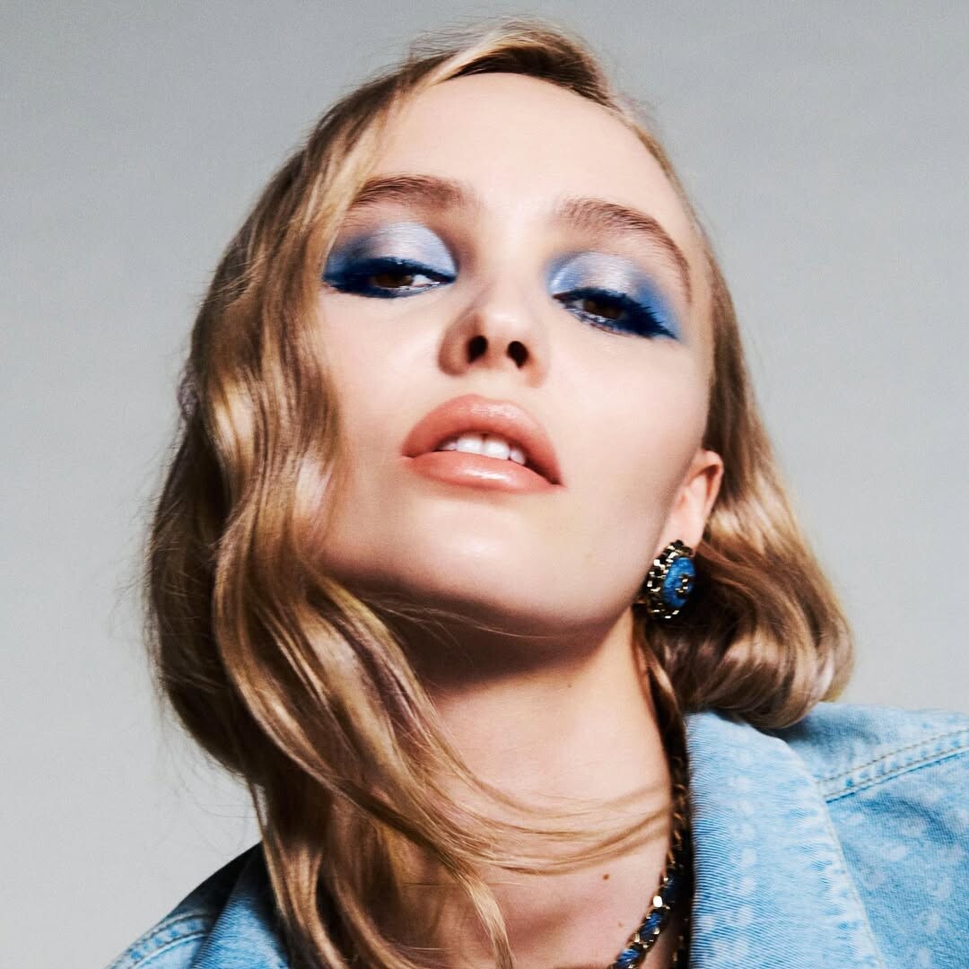 Lily-Rose Depp: «Μόλις αρχίσεις να αφήνεις τους ανθρώπους να κοιτάζουν τη ζωή σου, τότε θέλουν όλο και περισσότερο»