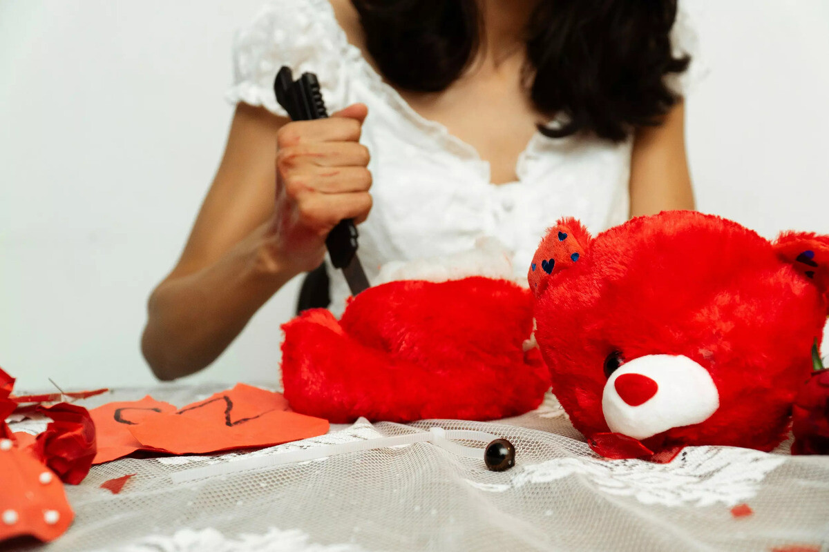 Valentine’s vs Anti-Valentine’s Day: Ο έρωτας στο ντιβάνι – Τι αποκαλύπτει η στάση σου για την Ημέρα του Αγίου Βαλεντίνου για το ψυχολογικό προφίλ σου;