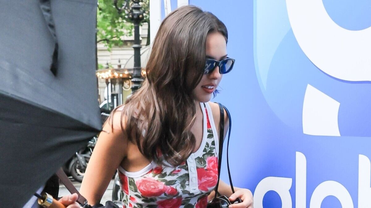 Olivia Rodrigo: Πώς φόρεσε το πιο «βρετανικό» outfit με μυτερές γόβες