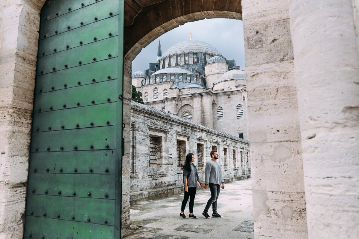 Με ταξιδιωτικό οδηγό το White Lotus ή το Emily in Paris – Το απόλυτο TV series travel trend που θα αλλάξει τον τρόπο που ταξιδεύουμε το 2026