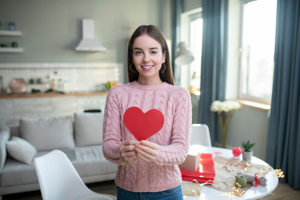 Valentine’s Day Deco: Πώς κατάφερα να φέρω τον ρομαντισμό στο σπίτι χωρίς να γίνει… κιτς (και χωρίς να ξοδέψω μια περιουσία)