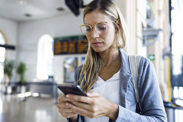 young-woman-texting-with-her-mobile-phone-in-the-t-2022-12-16-2_p15025