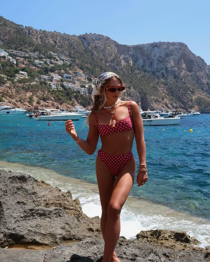 Beachwear 2025: O καλοκαιρινός οδηγός που σε βάζει μέσα στο πιο δροσερό κλίμα 