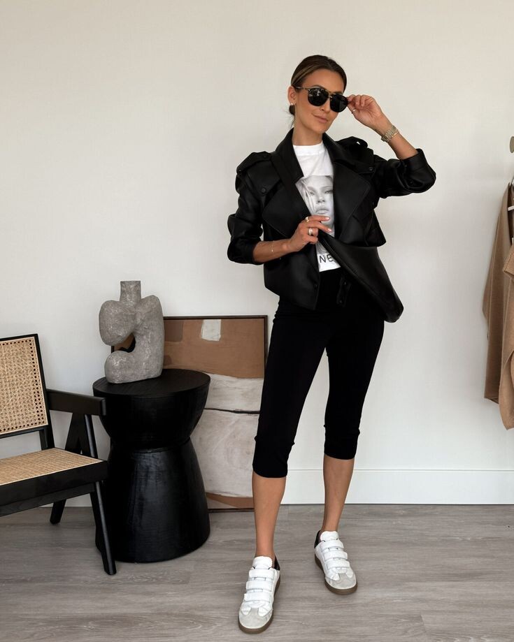 Flat sneakers