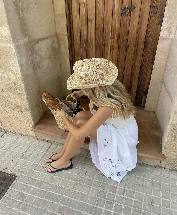 Το raffia είναι το απόλυτο summer staple - και αυτοί είναι οι καλύτεροι τρόποι για να το φορέσεις