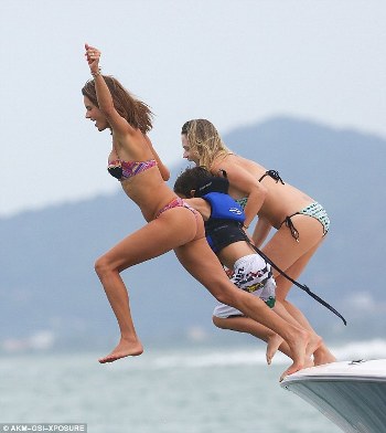 301C023200000578-0-Going_for_it_Alessandra_launched_off_the_yacht_alongside_a_coupl-m-19_1452647868166.jpg