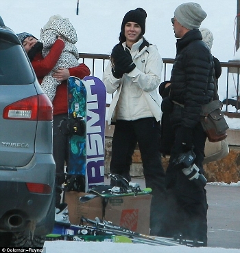sandra_bullock_ski_with_boyfriend.jpg