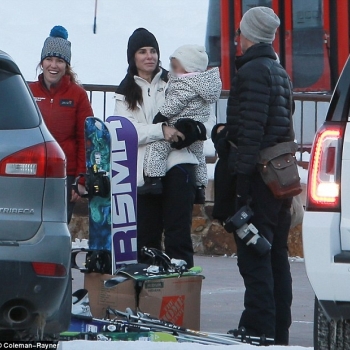 sandra_bullock_ski_with_boyfriend2.jpg