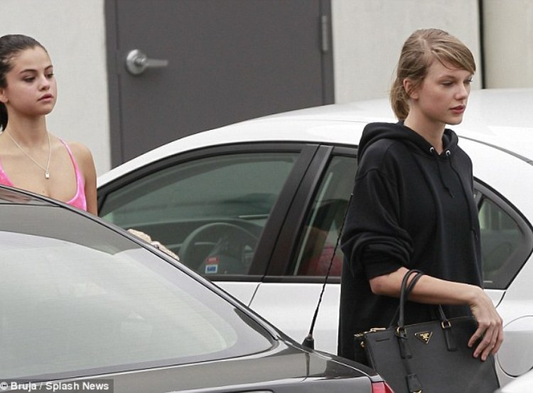 selena_gomez_taylor_swift_no_make_up_gym_6ee8d.jpg