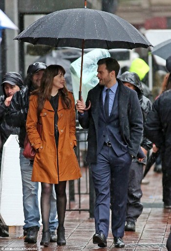 31BF69D800000578-3471971-Chivalrous_Dornan_was_ever_the_gentleman_as_he_carried_the_umbre-m-13_1456876337417.jpg