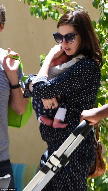 anne_hathaway_son_1_b4694.jpg