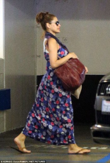 eva_mendes_egkymosini_1_a87ec.jpg