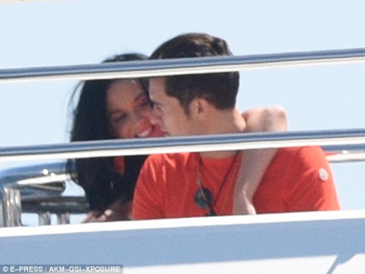 orlando_perry_kissing2_0a460.jpg