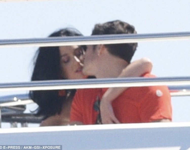 orlando_perry_kissing_cc127.jpg