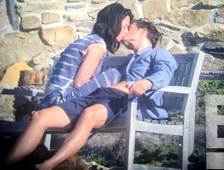 rs_1024x759-160321202458-1024.Katy-Perry-Orlando-Bloom-PDA-Malibu.4.ms.032116_388ed.jpg