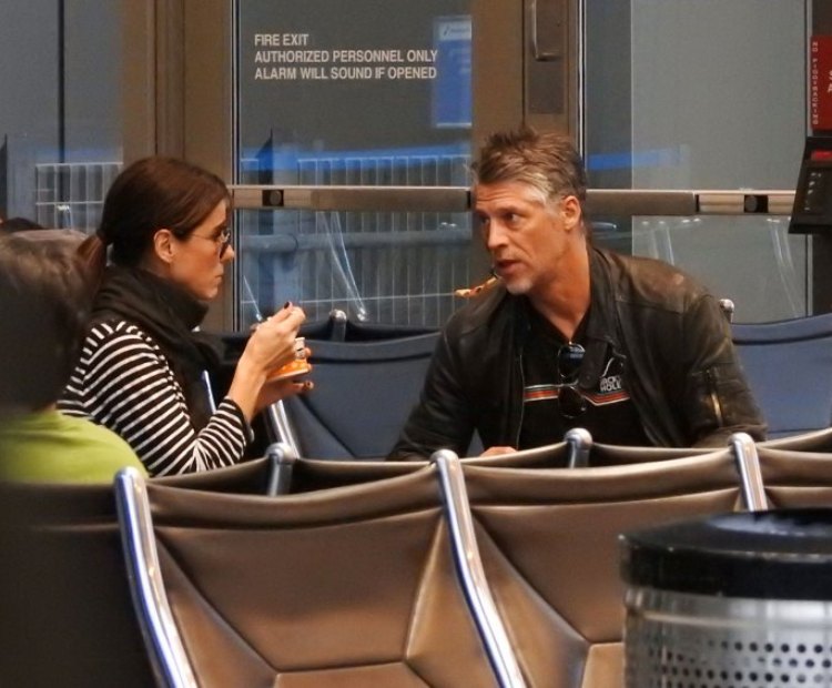 sandra-bullock-bryan-randall-move-in-date-holding-hands-09.jpg
