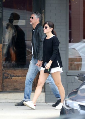 sandra-bullock-bryan-randall-move-in-date-holding-hands-10.jpg