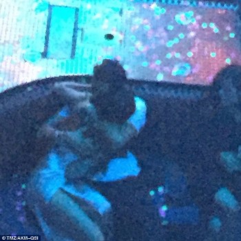 selena_gomez_orlando_bloom_kissing_5ad2f.jpg