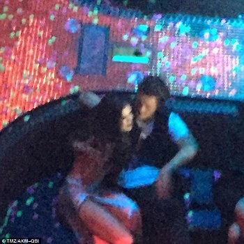 selena_gomez_orlando_kissing_2_24eac.jpg