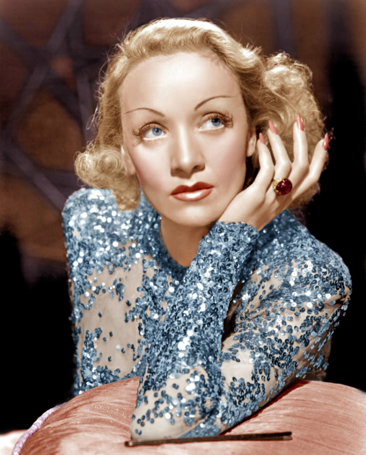 6iconic-red-nails-of-all-time-01.jpg