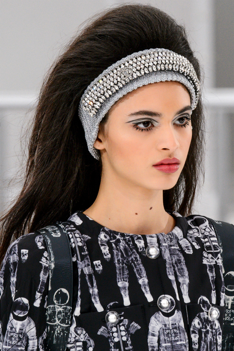 06-paris-beauty-trends-1718fw-01.jpg