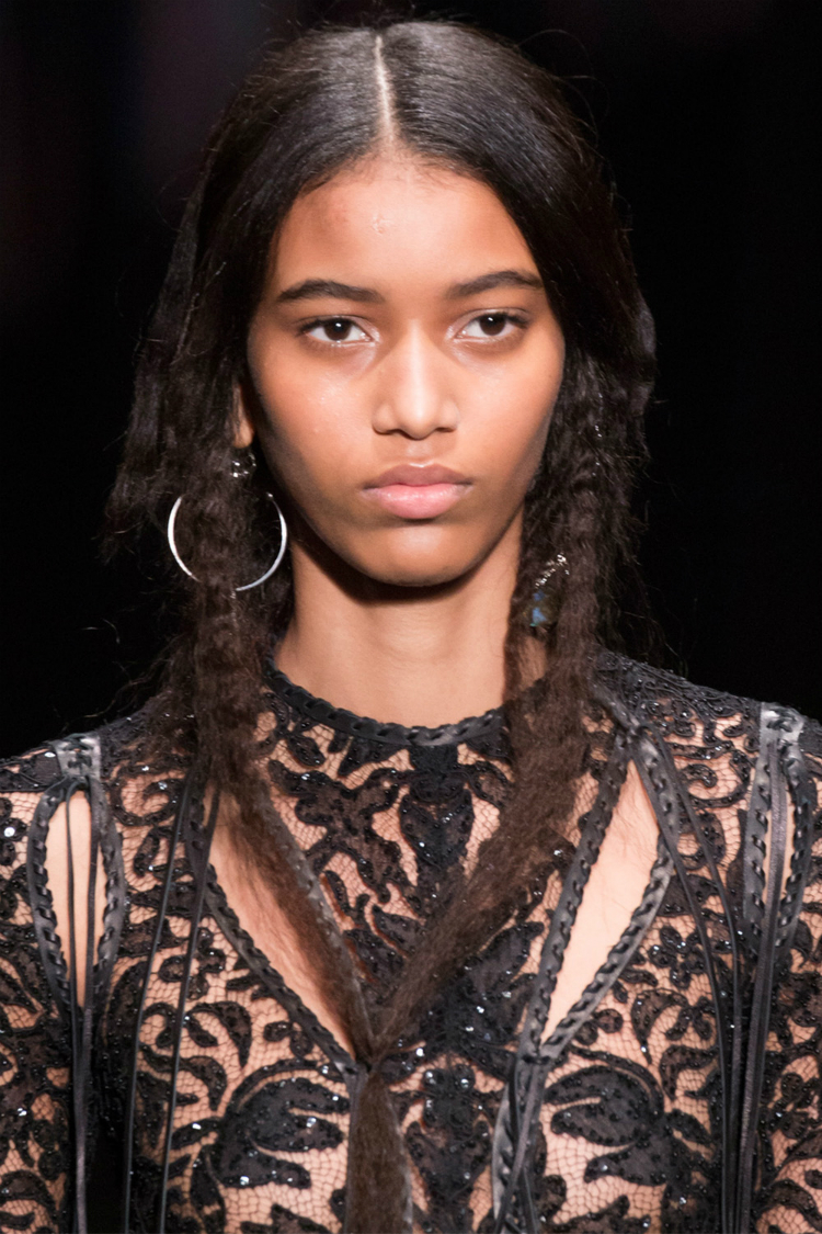 06-paris-beauty-trends-1718fw-04.jpg