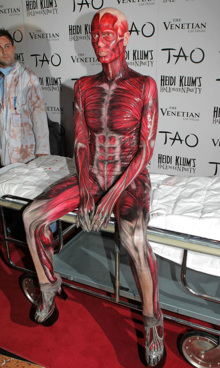10halloween-makeup-inspo-heidiklum-02.jpg