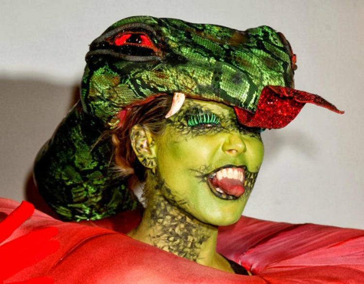10halloween-makeup-inspo-heidiklum-06.jpg
