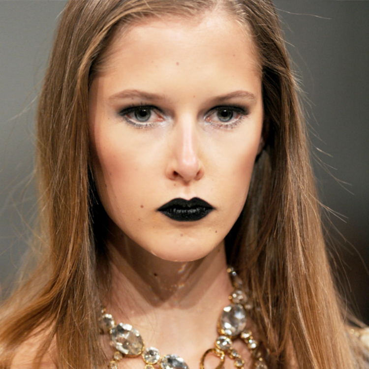 3ways2wearblacklipstick_02.jpg