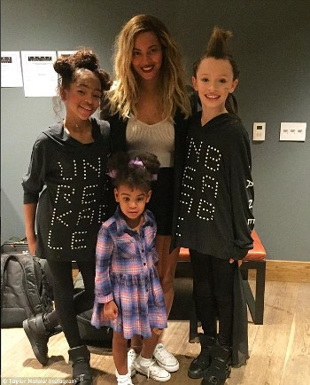 beyonce_and_blue_ivy_friday_night_out_00002.jpg