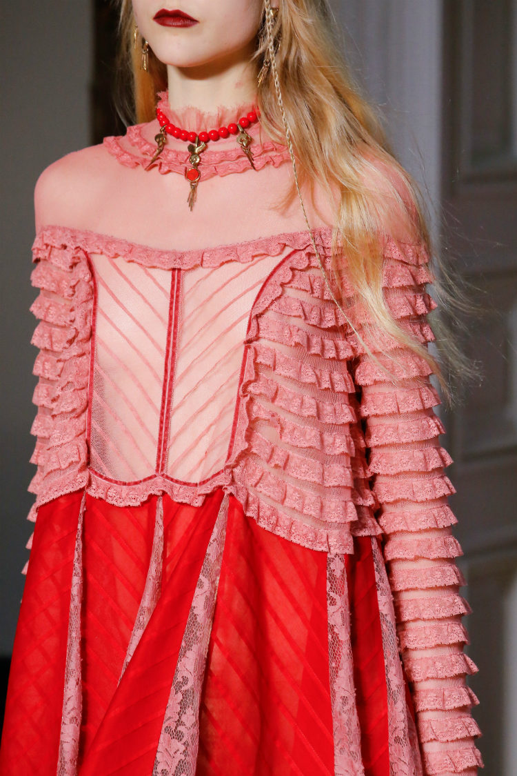 10-top-accessories-pfw-fw1718-06.jpg
