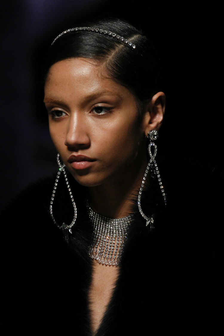 10-top-accessories-pfw-fw1718-08.jpg
