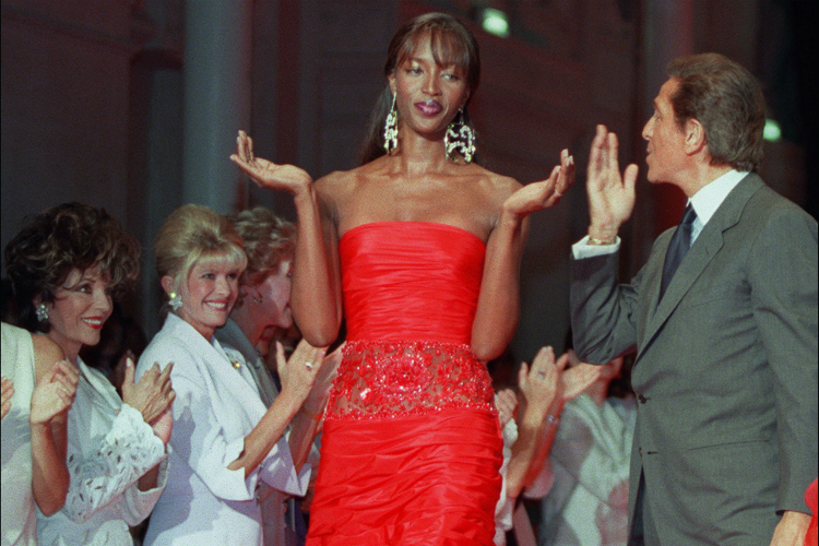 10bestmoments_naomi_catwalk_06.jpg