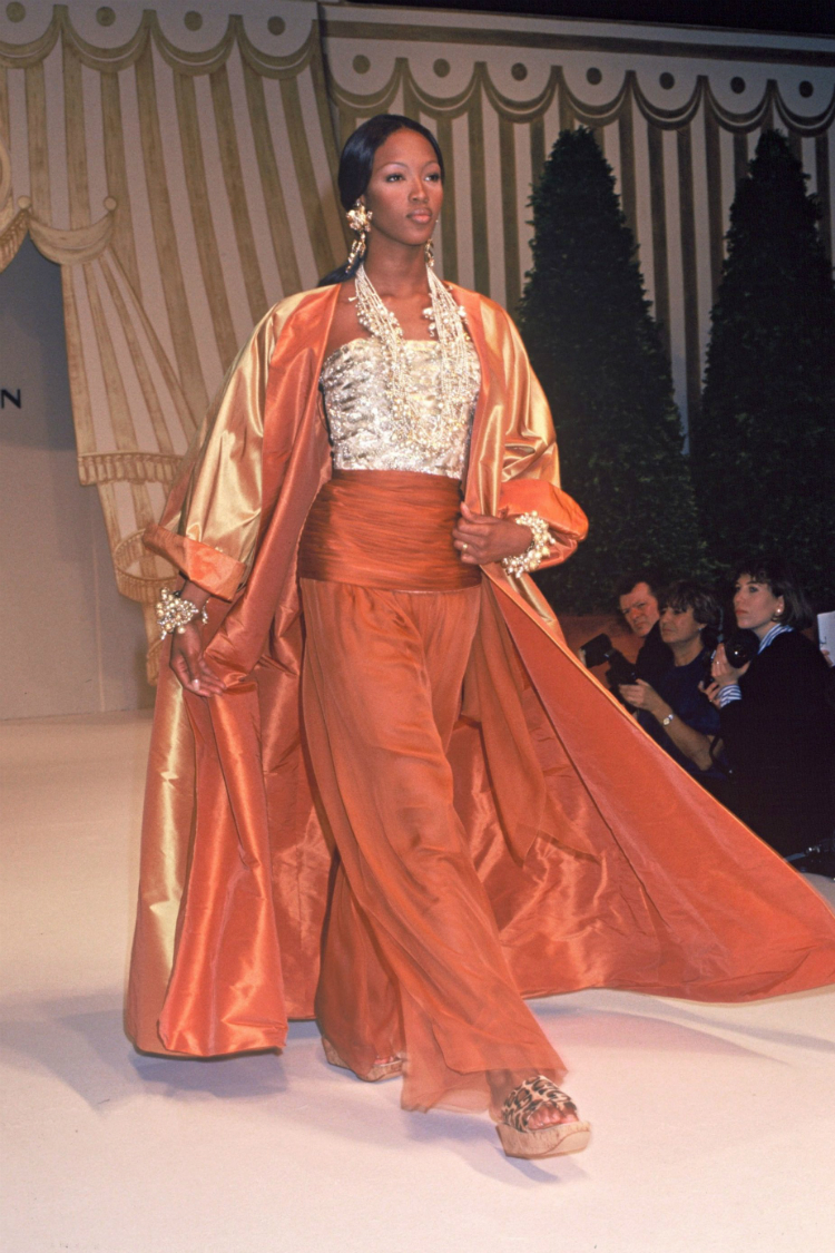 10bestmoments_naomi_catwalk_08.jpg