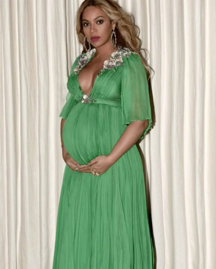 bey-pregnant-looks-08.jpg