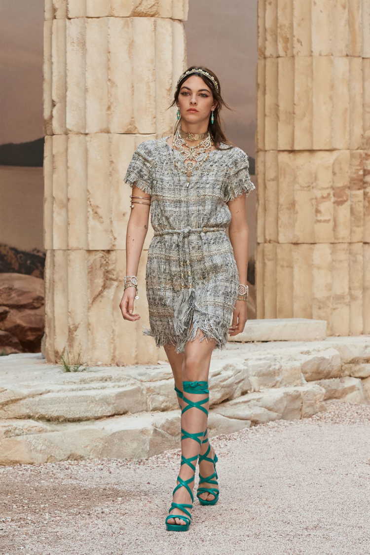 chanel-cruise-po-s18-001.jpg