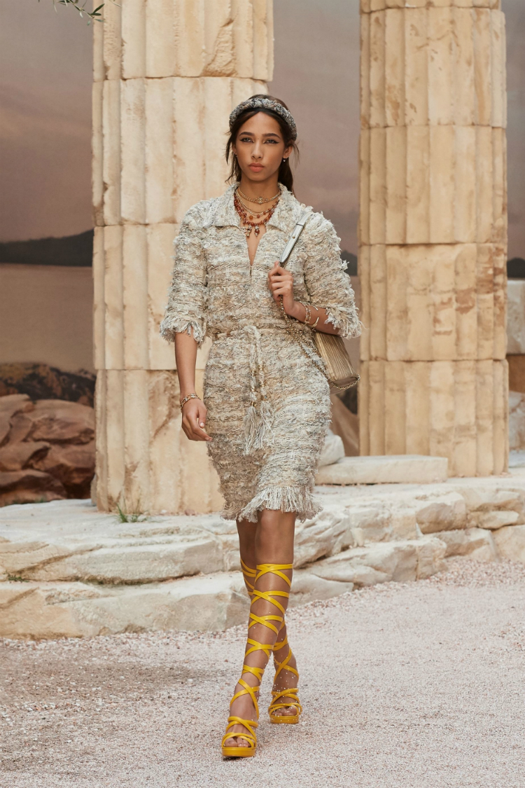 chanel-cruise-po-s18-002.jpg