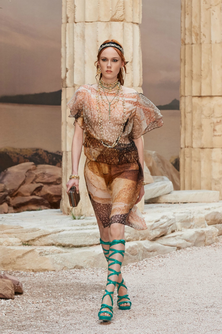 chanel-cruise-po-s18-004.jpg