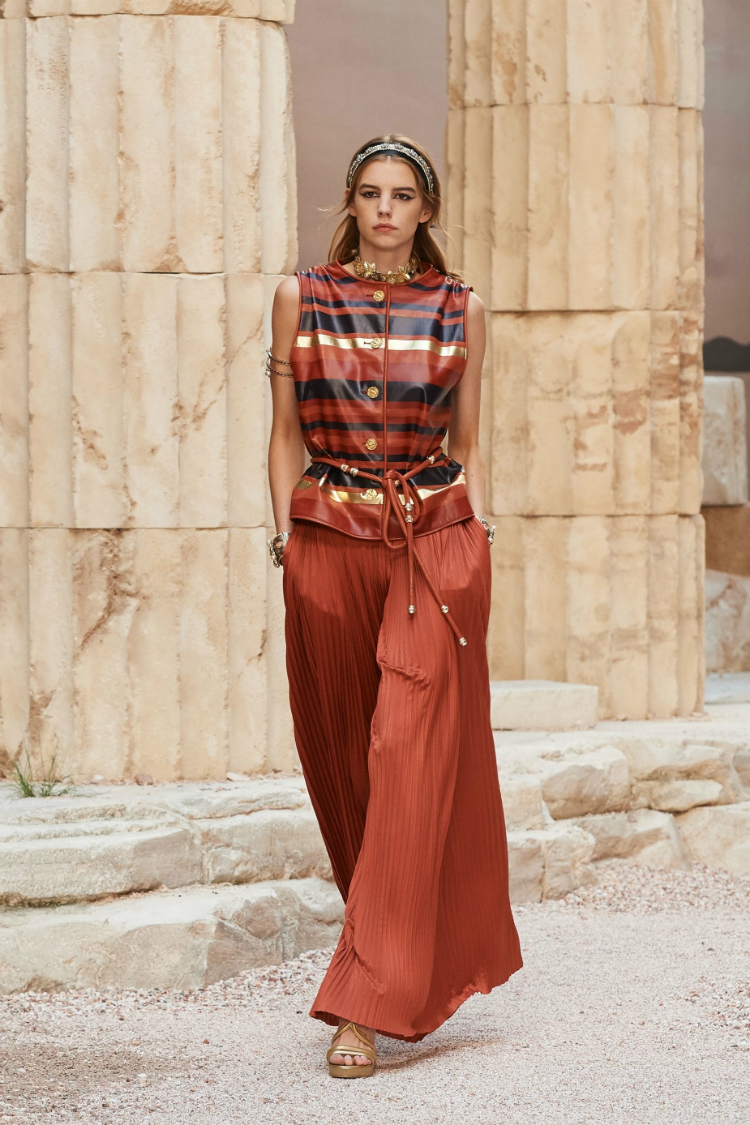 chanel-cruise-po-s18-006.jpg