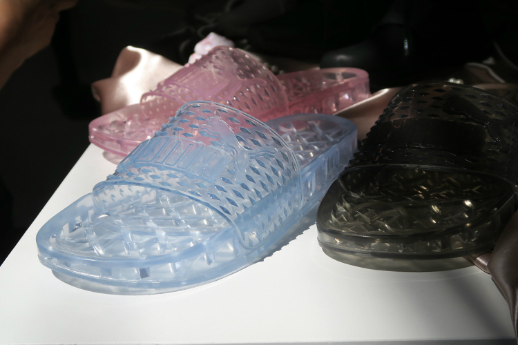 fentyxrihanna_jelly_slides_02.jpg