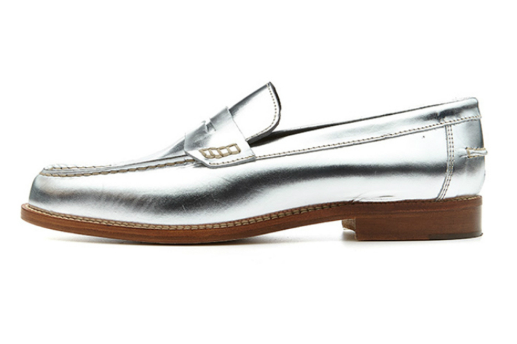 4shoestokeepunderurdesk_2.jpg