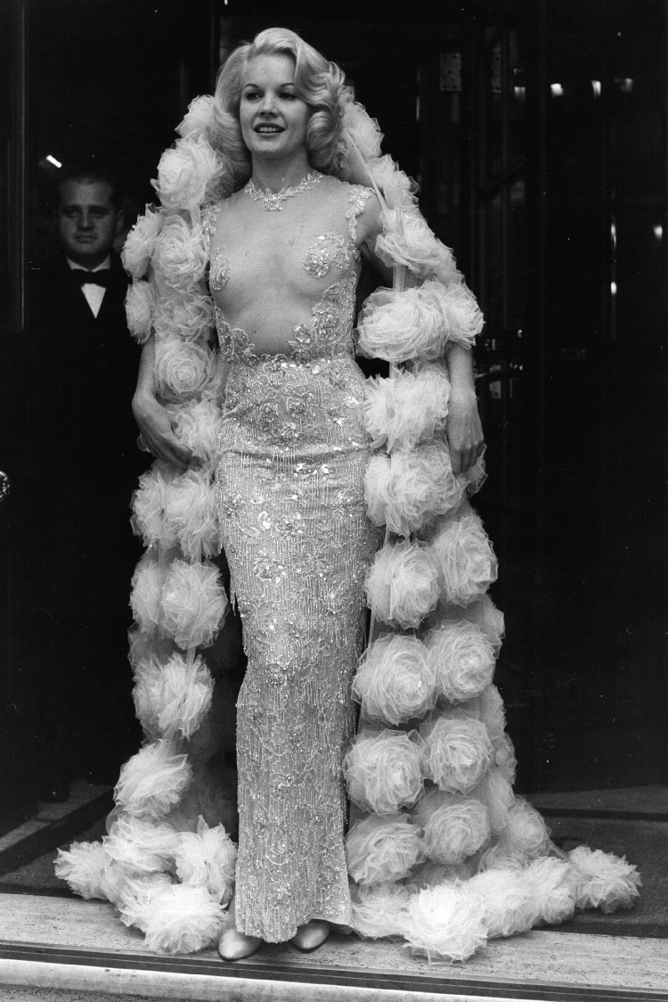 red-carpet-nudity-infamous-dresses-01.jpg