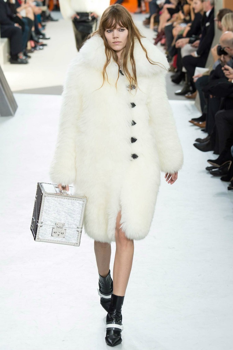 louis-vuitton-fall-winter-2015-runway01.jpg