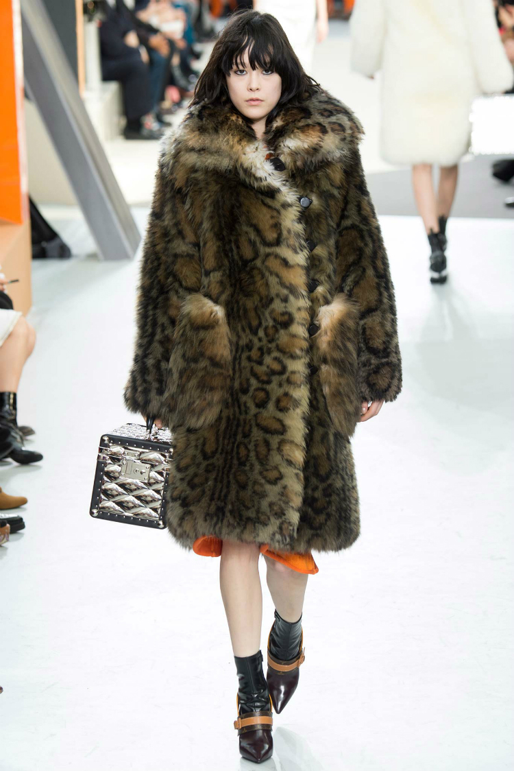 louis-vuitton-fall-winter-2015-runway04.jpg
